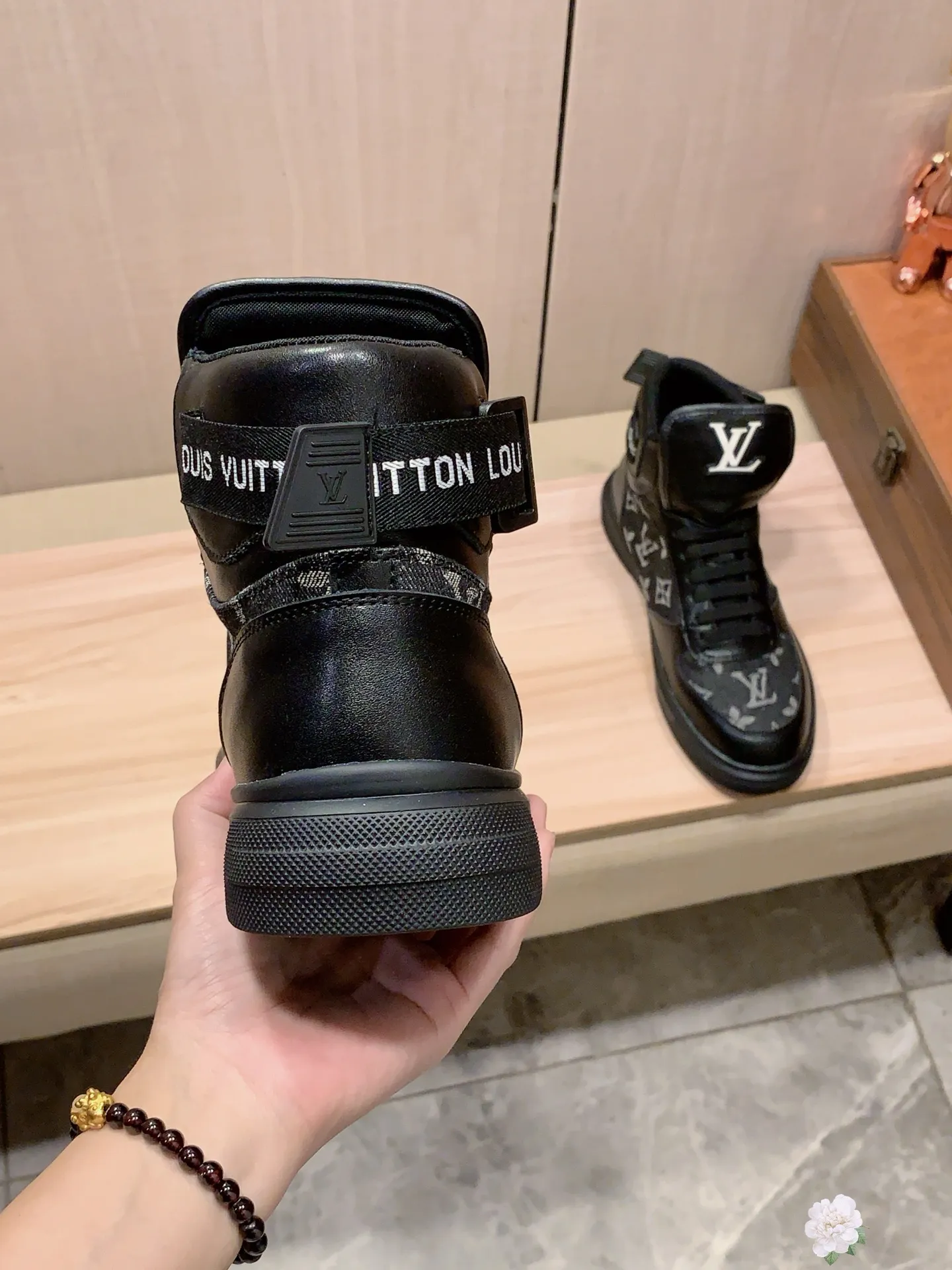 High-top men's shoes 💰442💰💰🎩🎩[Lightning][Lightning] "LV*" latest • popular casual shoes, top brand [seduce] luxury~purchase, top~quality. [Strong] The upper is made of imported breathable cowhide with fabric material ➕ Breathable sheepskin feet (•) and fine workmanship. The original stylish and stylish soft rubber wear-resistant and non-slip outsole is light and comfortable on the feet. The real thing looks better when taken in real life. 111: code: 38-44, 2️⃣ colors selected